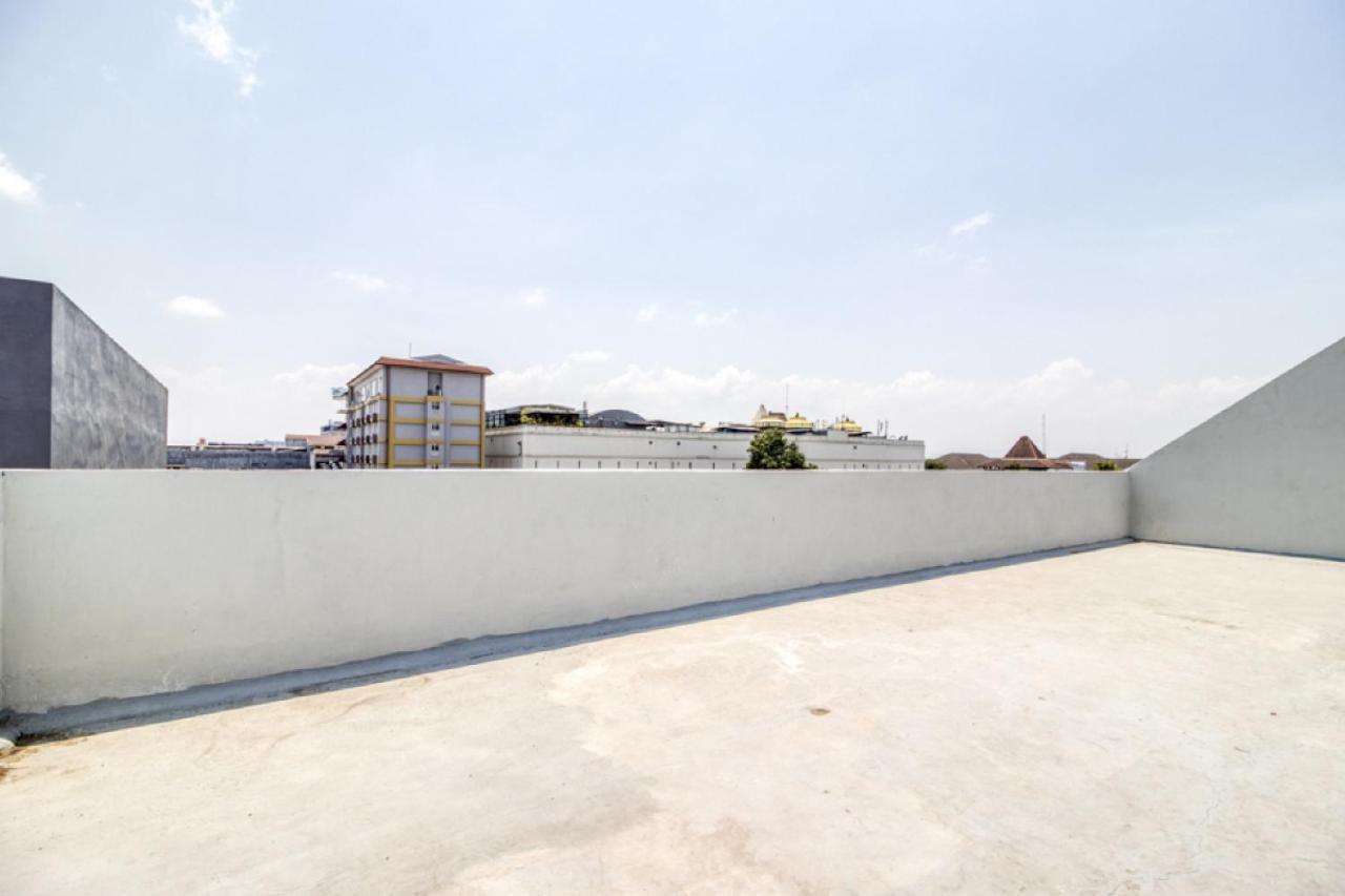 RedDoorz Syariah near Galeria Mall Yogyakarta Bagian luar foto