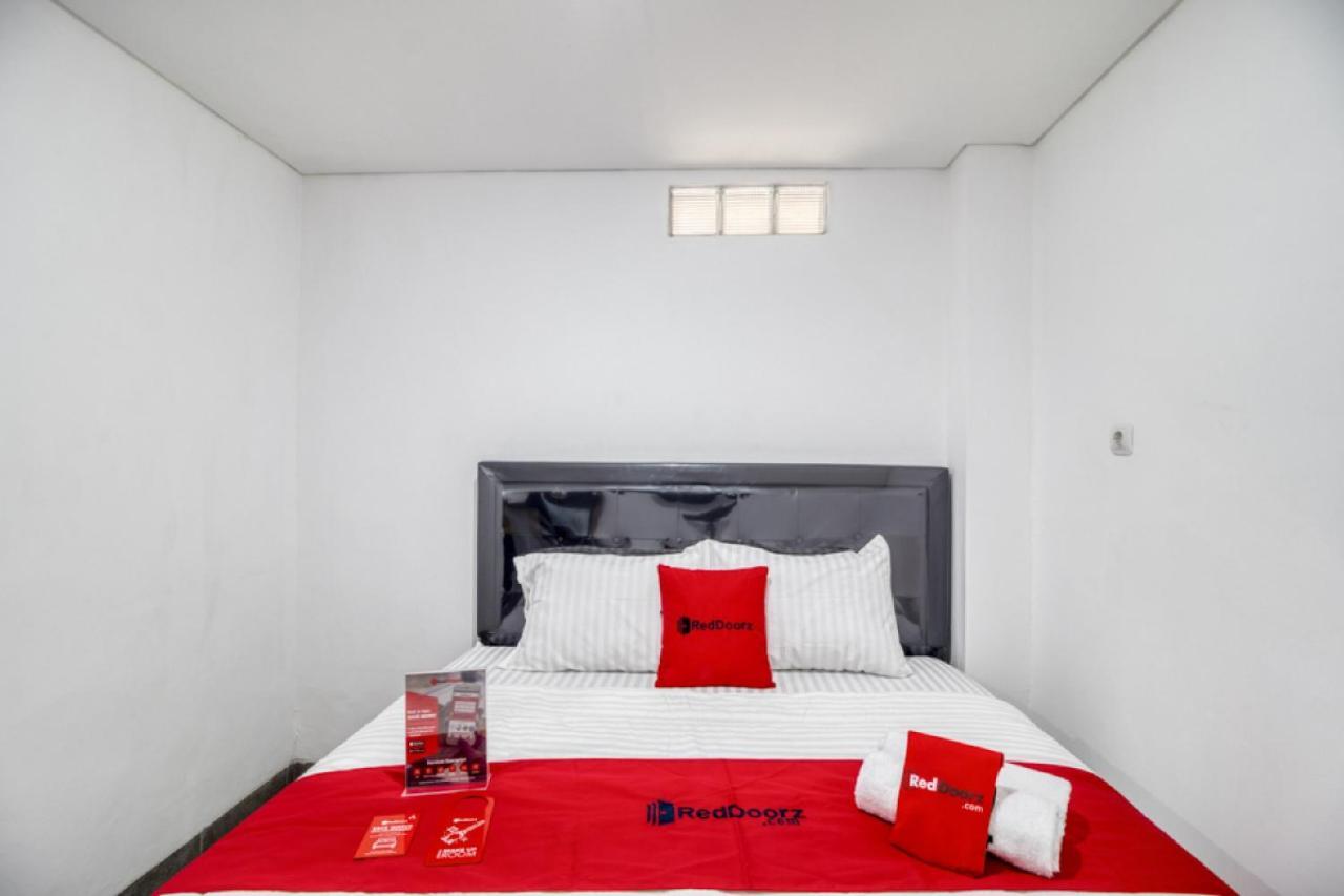RedDoorz Syariah near Galeria Mall Yogyakarta Bagian luar foto