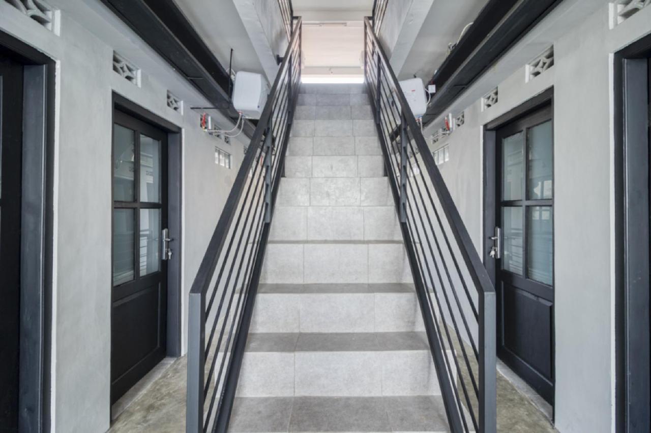 RedDoorz Syariah near Galeria Mall Yogyakarta Bagian luar foto